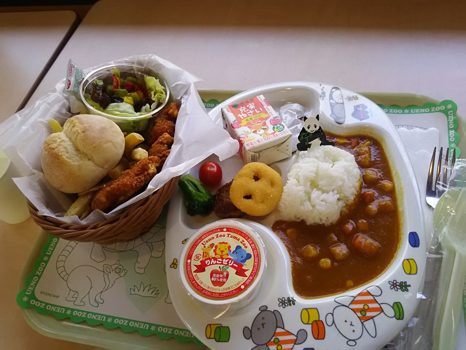 上野 上野動物園西園レストランの昼ごはん 次は 何を食べようかな ２